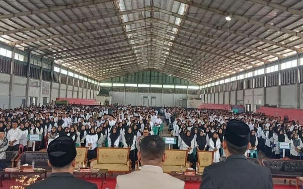 Para PPS se-Aceh Timur mengikuti prosesi pelantikan di Gedung ISC Aceh Timur di Idi Rayeuk, Minggu (26/5). Waspada/Ist