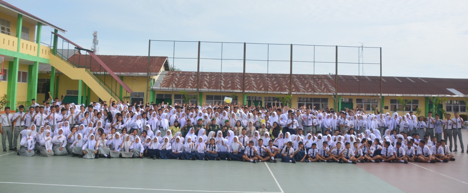 Danrem 022/PT Kolonel Inf Tagor Rio Pasaribu foto bersama dengan siswa/i SMP/SMA Kartika 1-4 Pematangsiantar, Senin (27/5).(Waspada/ist).