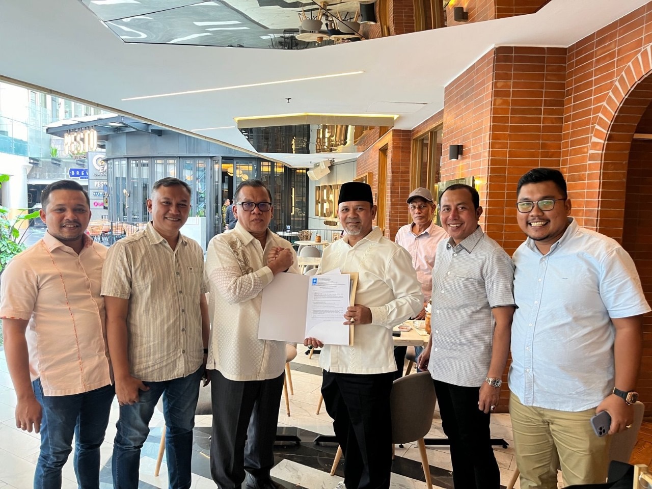 Mantan Bupati Abdya Jufri Hasanuddin, saat menerima rekomendasi PAN, untuk maju dalam Pilkada 2024, sebagai balon Bupati Abdya 2024-2029. Foto direkam Senin (27/5) lalu.Waspada/Ist