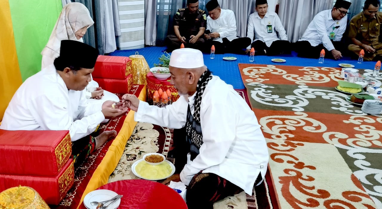 Ketua MPU Kabupaten Pidie Tgk H Muhammad Ismi mempesijuek (tepung tawari-red) Pj bupati Pidie bersama istri, di Pendopo bupati setempat, Selasa (28/5). Proses ini dilakukan jelang keberangkatan ke tanah suci untuk melaksanakan ibadah haji. Waspada/Muhammad Riza