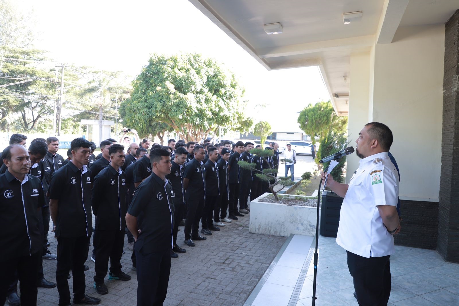 Pj Bupati Aceh Besar Muhammad Iswanto memimpin apel peringatan HUT ke-31 PDAM Tirta Mountala, di halaman Kantor PDAM Tirta Mountala, Kecamatan Ingin Jaya, Kabupaten Aceh Besar, Rabu (29/5). (Waspada/Ist)