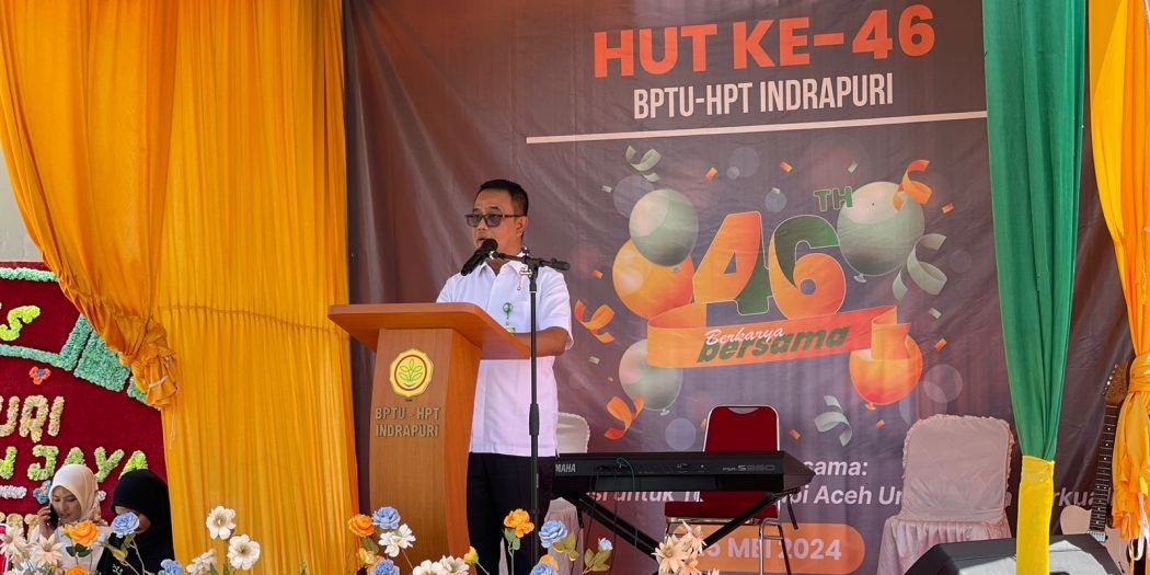 Kadisnak Aceh, Zalsufran, membacakan sambutan Gubernur Aceh pada peringatan Hari Ulang Tahun ke-46 Balai Pembibitan Ternak Unggul dan Hijauan Pakan Ternak (BPTU-HPT) Indrapuri, Rabu (29/5). (Waspada/Zafrullah)