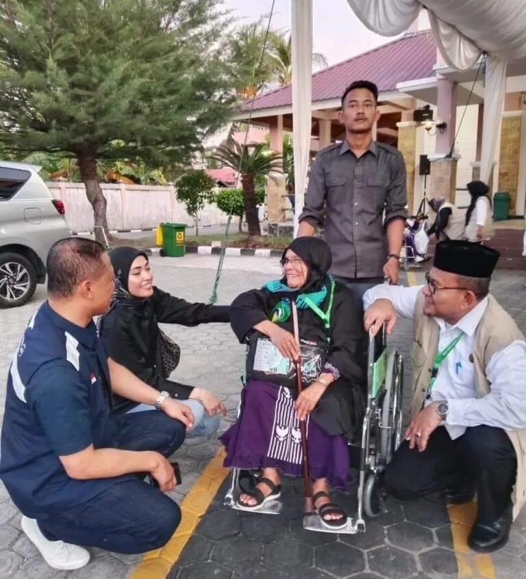 Kakanwil Kemenag Aceh Azhari sedang berbincang dengan jamaah lansia Kloter 01 di Asrama Haji Banda Aceh, Rabu (29/05/24).(Waspada/T.Mansursyah)