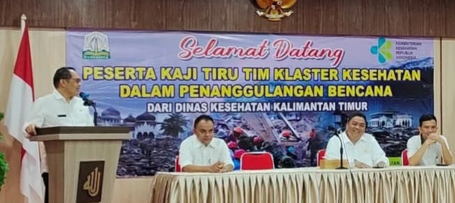 Kadiskes Aceh, dr. Munawar, Sp.Og(K) memberikan sebutan pada pertemuan dengan rombongan Dinkes Kaltim yang melakukan kaji tiru klaster kesehatan ke Aceh. (Waspada/Zafrullah)