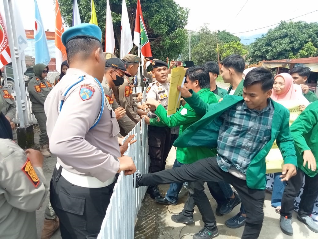 HIMMAH Palas kembali menggelar aksi unjuk rasa terkait dugaan Pungli PPK dan PPS Pilkada Palas 2024, di Halaman KPU Palas Jl. Listrik Lingk. VI Pasar Sibuhuan, Kamis (30/5) (Waspada/Muhammad Satio)