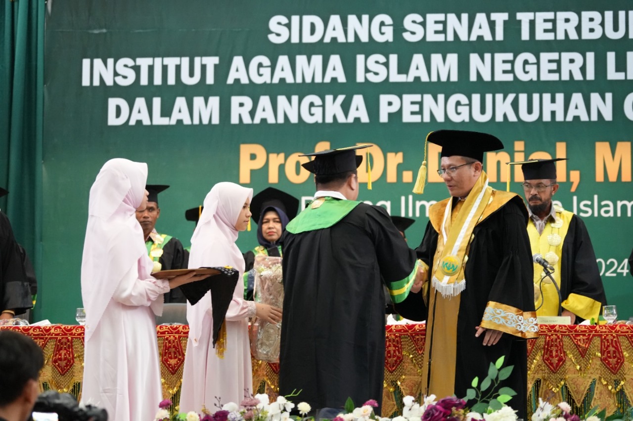 Rektor Institut Agama Islam Negeri (IAIN) Lhokseumawe Prof. Dr. Danial, M.Ag. dikukuhkan menjadi guru besar pada bidang Ilmu Hukum Islam, Kamis (9/5).Waspada/ist