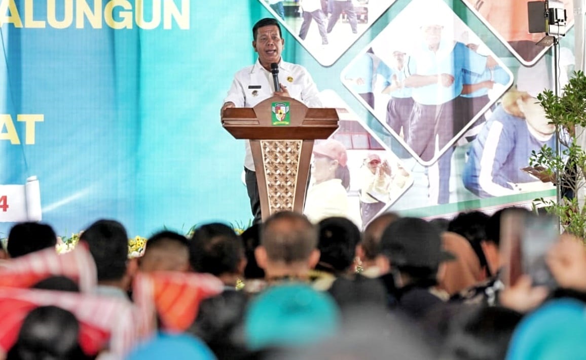 Bupati Simalungun Radiapoh H Sinaga saat membuka Festival Tari dan Lomba Senam Lansia 2024 di halaman kantor Bupati Simalungun, Pamatangraya, Kamis (30/5).(Waspada/ist).