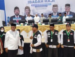 Terisak, Pj.Bupati Aceh Utara Lepaskan Kloter 03