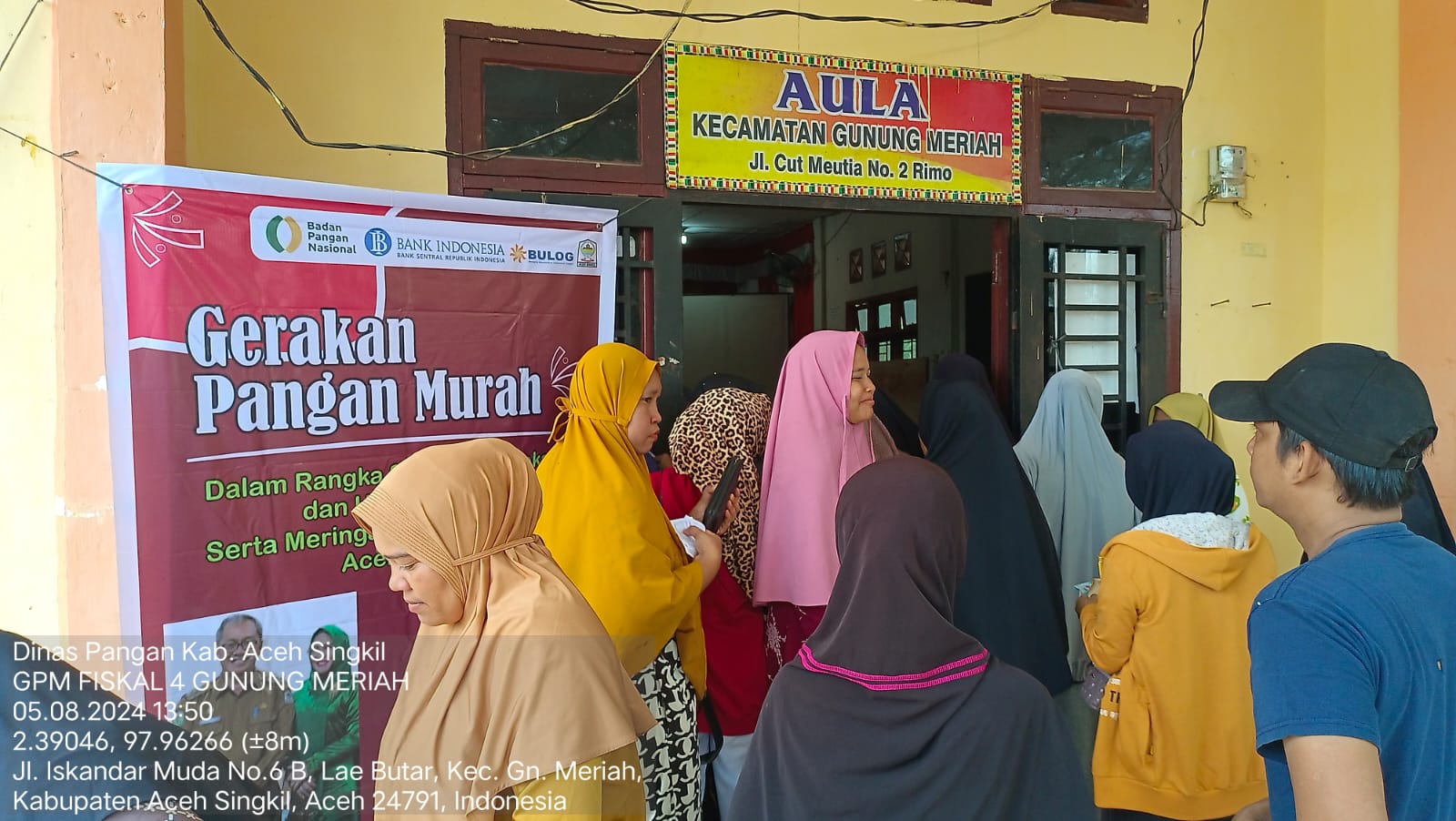 Masyarakat Kecamatan Gunung Meriah saat mengantre untuk pengambilan bahan pangan murah, di Aula Kantor Kecamatan, Rabu (7/5/2024). WASPADA/Ist