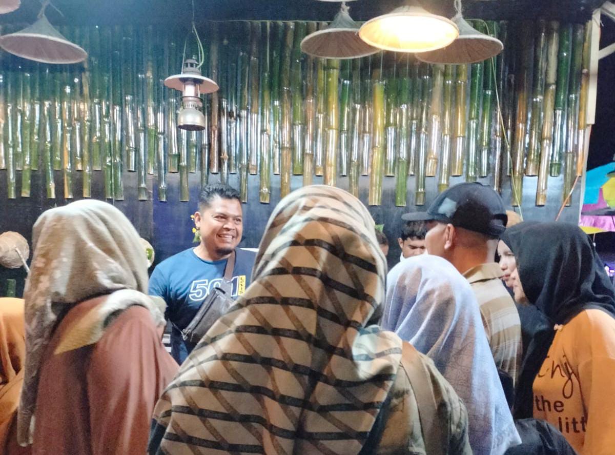 Pengunjung melihat aneka alat TTG di stand TTG Aceh Besar, pada event TTG ke-25 Provinsi Aceh, di Suka Makmue, Nagan Raya, Kamis (9/5). (Waspada/Ist)