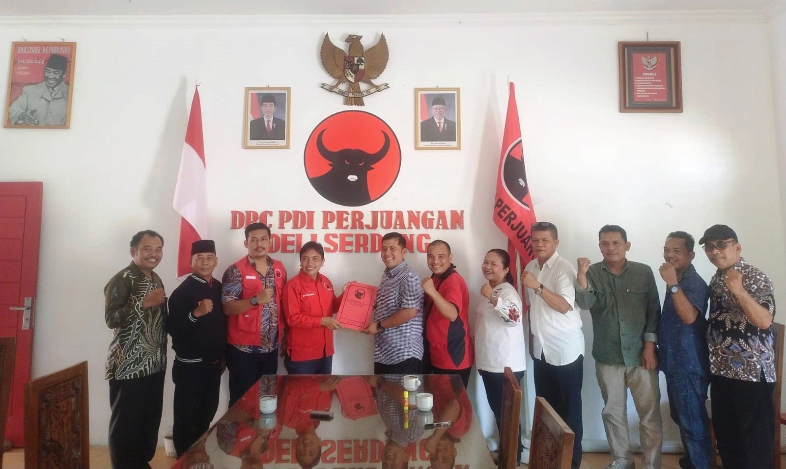 Wing Ganda Munthe bersama tim saat mengembalikan formulir pendaftaran Bacalon Wakil Bupati kepada Pengurus PDI-P Deliserdang. (Waspada/Edward Limbong).