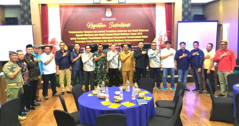 Ketua KPU Padangsidimpuan Tagor Dumora Lubis foto bersama dengan peserta Sosialisasi Tahapan dan Jadwal Pemilukada serentak Tahun 2024 di Mega Permata Hotel Padangsidimpuan, Selasa (30/4). Waspada/Mohot Lubis.