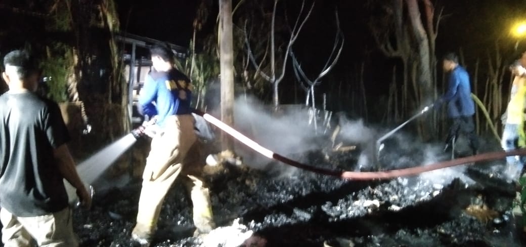 Satu kios konstruksi kayu yang menjual sembako dan layanan tambal ban sepeda motor, habis terbakar di Gampong (desa) Lam Ujong, Kecamatan Baitussalam, Kabupaten Aceh Besar, Jumat (10/5) malam. (Waspada/Ist)