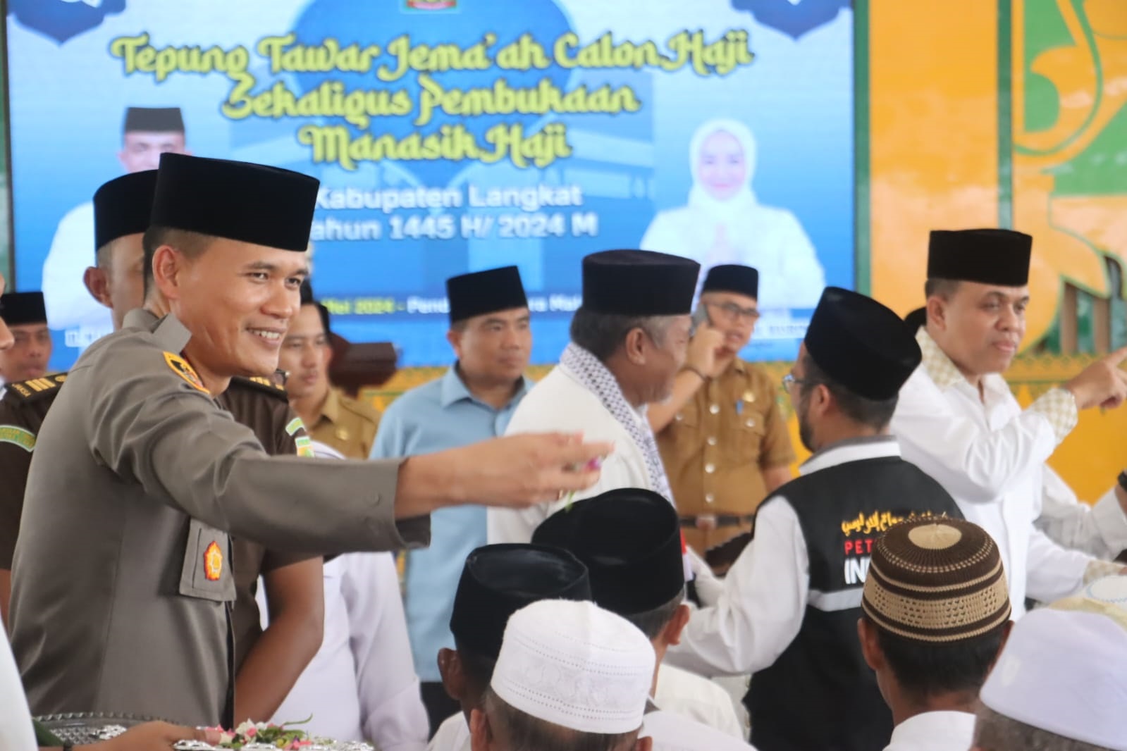  Wakapolres Langkat Kompol Henman Limbong, SP, SIK menepungtawari Calhaj asal Kabupaten Langkat di Pendopo Jentera Malay Rumah Dinas Bupati Langkat, Selasa (07/05/2024) siang. Waspada/ist