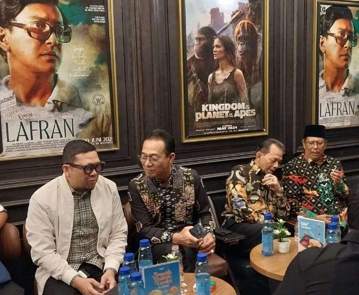 Berbincang serius sesama anggota DPR RI Ahmad Doli K.Tanjung dengan Gus Irawan Pasaribu sementara di sebelahnya Rusdy Lubis dan Syahrul Pasaribu. Waspada/Ist