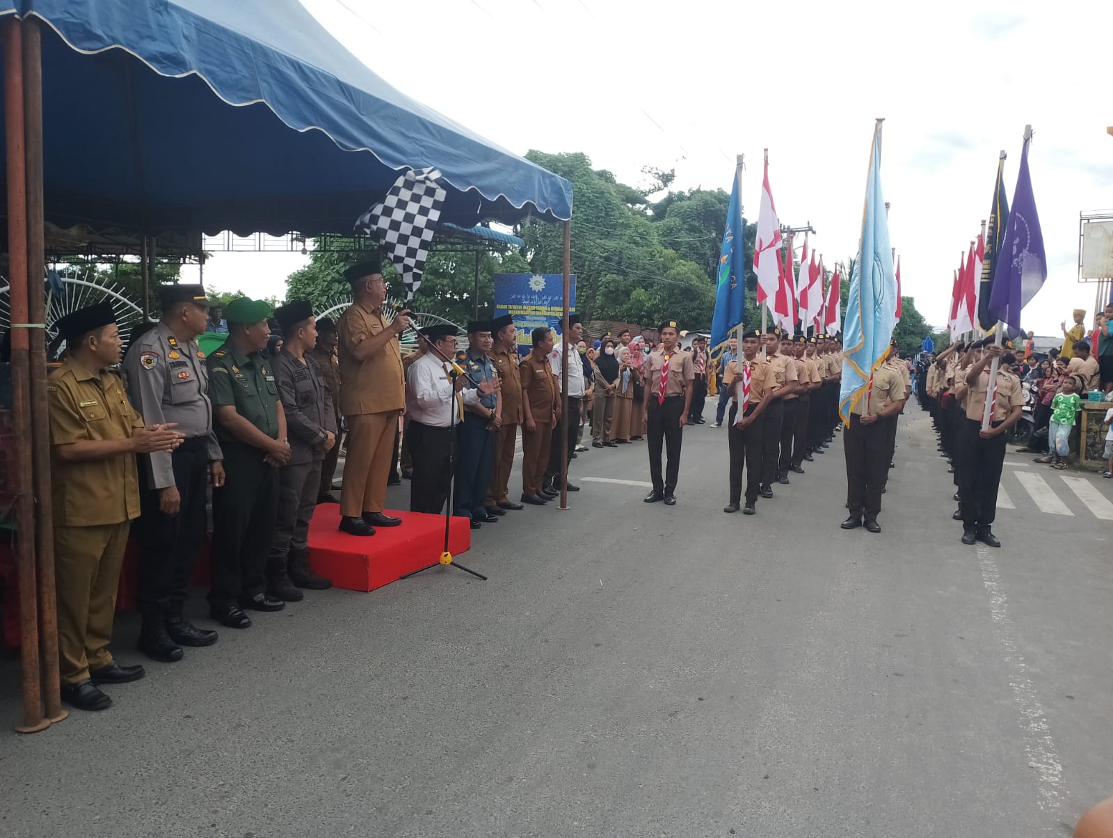 Forkopimda Kota Sibolga lepas Pawai Ta'aruf MTQ Ke - 51 Tingkat Kota Sibolga, di Lapangan Simaremare Kota Sibolga, Senin (13/5). Waspada/ist