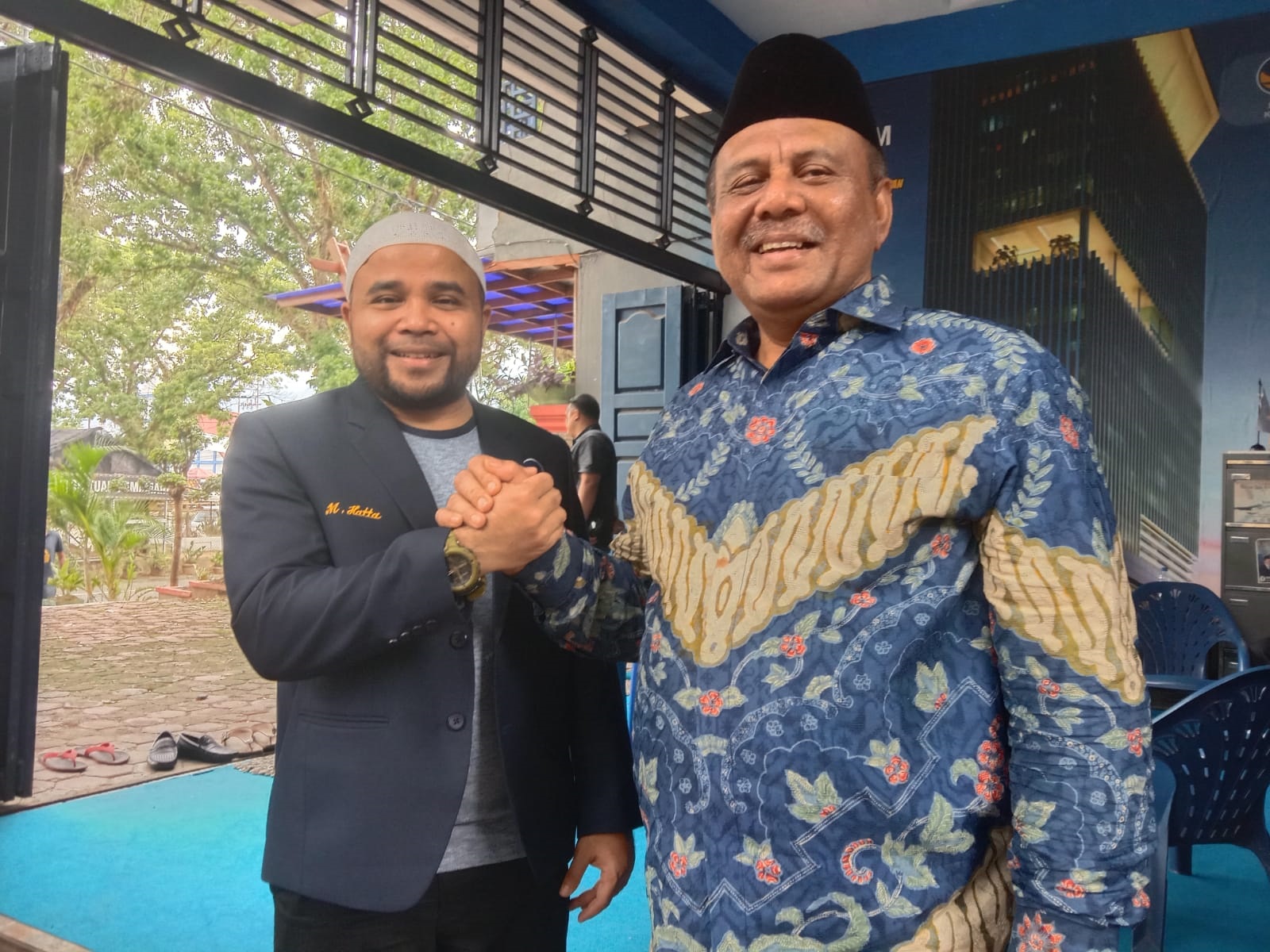 Bacawabup Partai Golkar, H.Ali Basrah berjabat tangan dengan Ketua DPD II NasDem, Hatta Bulkaini, usai mengambil formulir pendaftaran Bacabup, Selasa (7/5). Waspada/Ist