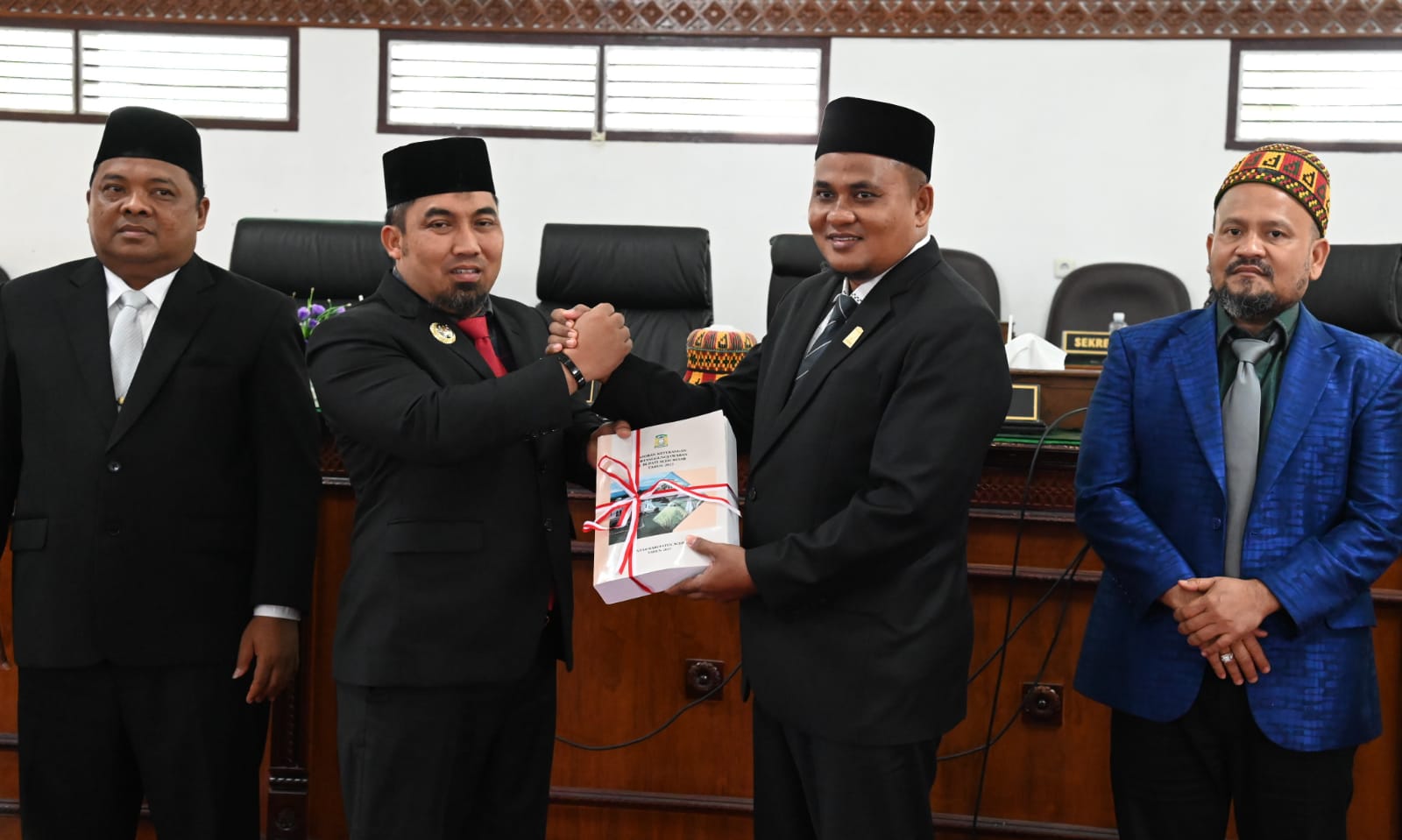 Pj Bupati Aceh Besar, Muhammad Iswanto menyerahkan Laporan Pertanggungjawaban (LPJ) Tahun 2023 kepada Wakil Ketua DPRK Aceh Besar, Zulfikar Aziz di gedung DPRK Aceh Besar, di Gedung DPRK Aceh Besar, Kota Jantho, Senin (13/5). (Waspada/Ist)