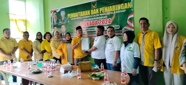 Hannan dan tim perwakilan Irsan, terima formulir pendaftaran balon Wali Kota dari Ketua Tim Penjaringan Ahmad Sukia disaksikan Ketua DPC PBB Parsaulian Lubis. (Waspada/Ist