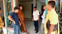 Sejumlah warga melabrak pejabat Dinas Inspektorat Kab. Aceh Utara yang dianggap belum merespon laporan warga yang mendesak dilakukannya audit Anggaran Dana Desa Paloh Lada yang diduga sarat penyimpangan, Selasa (14/5). Waspada/Zainuddin Abdullah