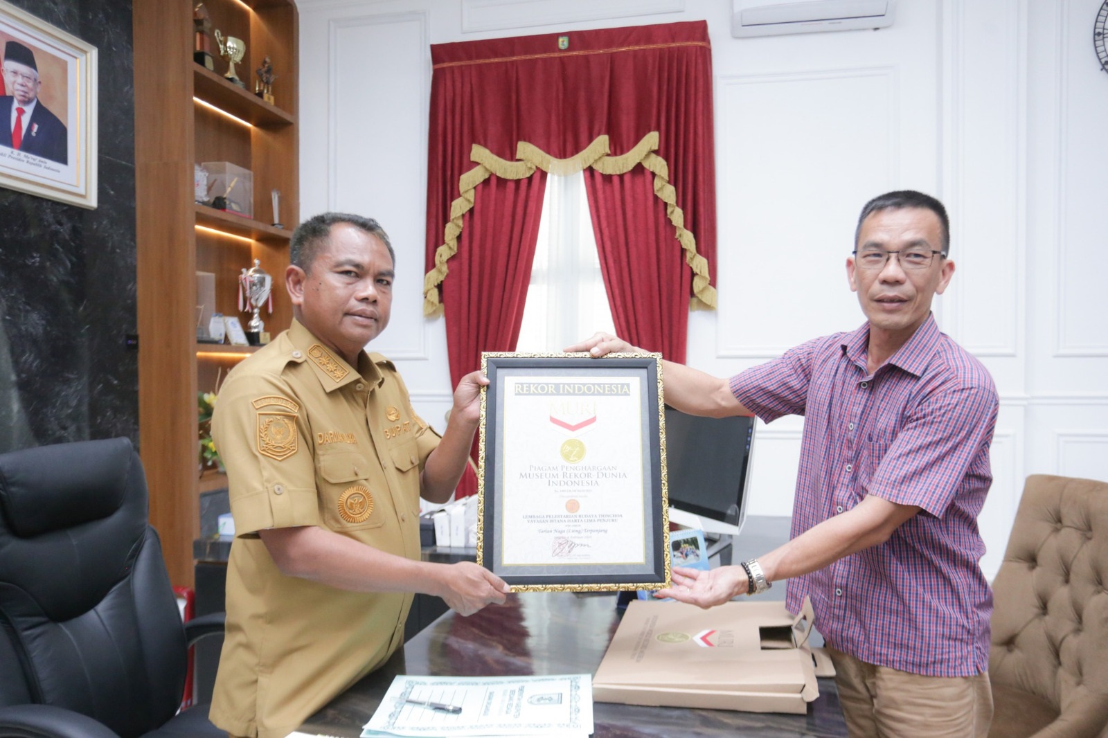 Dukungan Bupati Sergai H. Darma Wijaya atas rekor MURI terhadap tarian Liong terpanjang bersama tokoh lintas etnis Tionghoa Ade Chandra. Waspada/ist