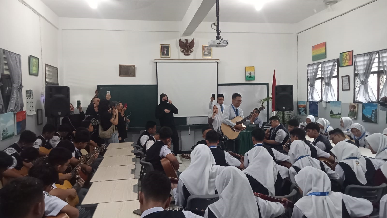 Terbang Langsung Dari Norwegia Alan Walker Kunjungi SMA Al Azhar Medan