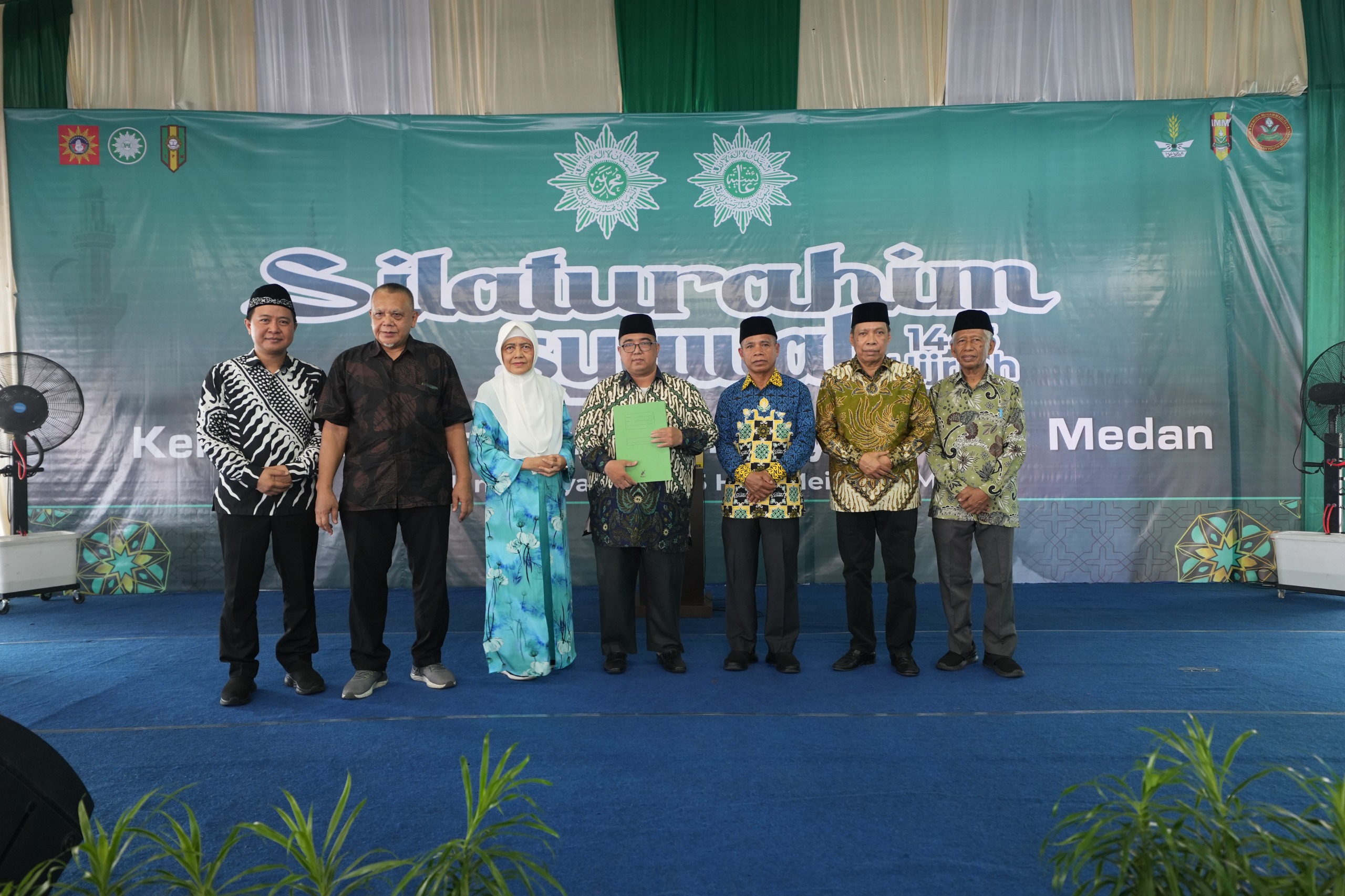 KETUA PDM Kota Medan, Maulana Siregar (tengah) dan pewakif (no dua dan tiga kiri) Bersama Bendahara Umum PP Muhammadiyah, Prof. H. Hilman Latief, M.A. Ph.D (kiri), Ketua PWM Sumut, Prof. Dr. Hasyimsyah Nasution, MA,( tiga kanan), Rektor UMSU, Prof.Dr Agussani, MAP (dua kanan) serta Ketua BPH, Dr H Bahril Datuk (kanan) usai penyerahan tanah wakaf seluas 7,8 hektar. Waspada/Ist