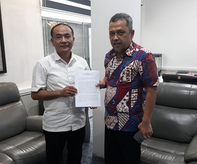 KEPALA Badan Perencanaan Pembangunan, Penelitian Dan Pengembangan (Bappelitbang) Daerah Provinsi Sumut, Alfi Syahriza (kanan) berfoto bersama Yosafati Waruwu yang juga Ketua Fraksi Nasdem DPRD Kabupaten Nias, di kantornya, Jl Diponegoro, Medan, Kamis (14/06/2024) sore. Waspada/Ist