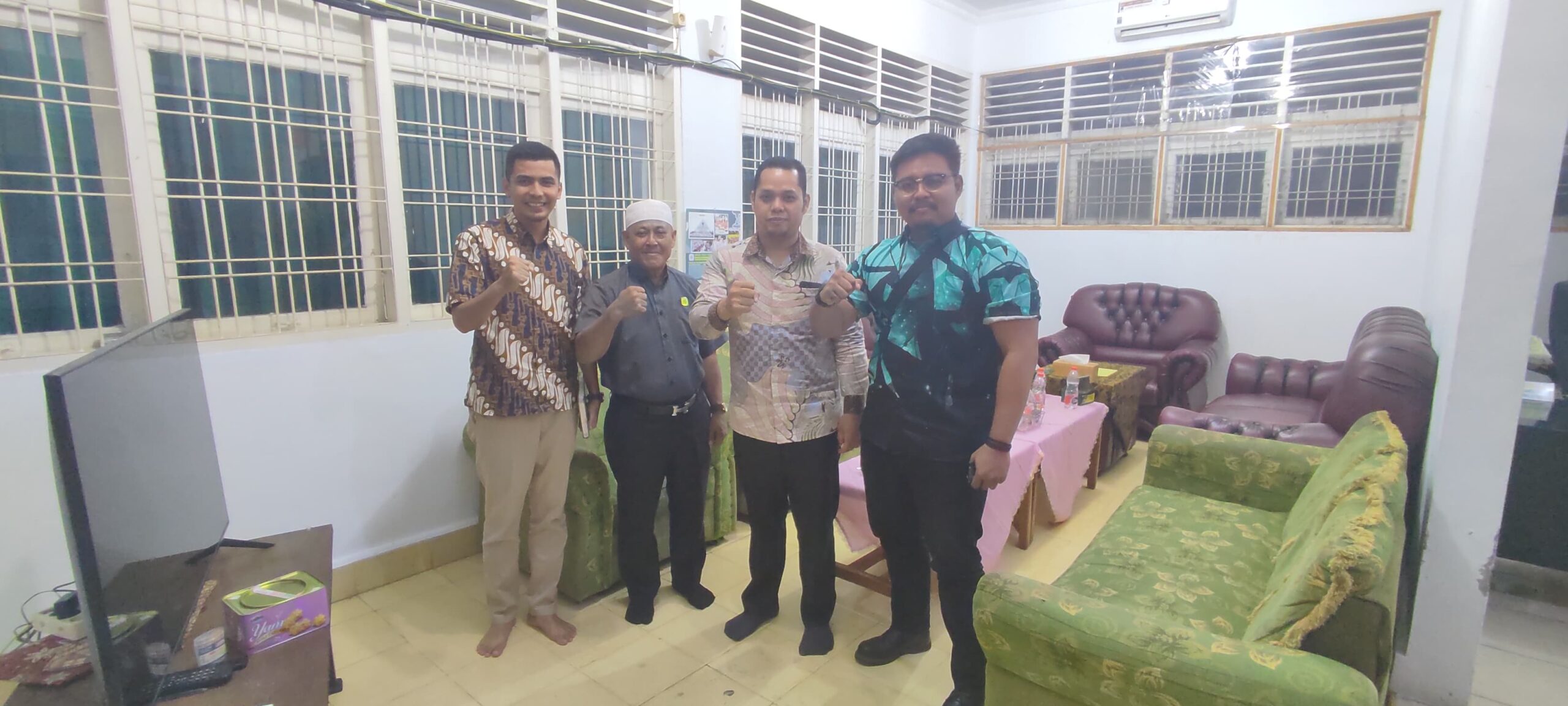 PERWAKILAN Badan Nasional Penanggulangan Terorisme Republik Indonesia (BNPT RI) Sumut berfoto bersama dengan jajaran PT YIC, usai bersilaturahmi, Rabu sore (27/6). Waspada/Ist