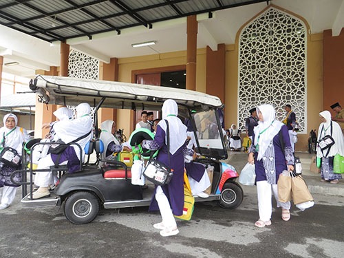 Calhaj Sidimpuan Tiba Di Asrama Haji Medan Naik Mobil Golf