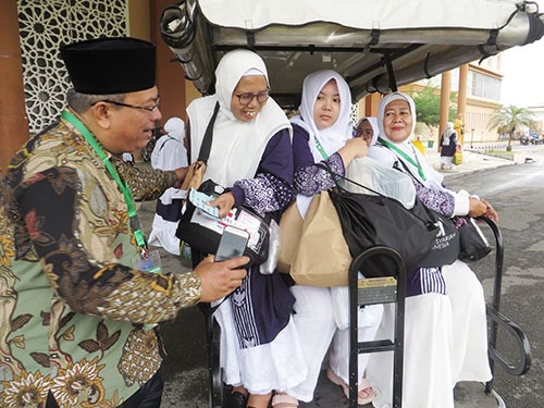 Calhaj Sidimpuan Tiba Di Asrama Haji Medan Naik Mobil Golf