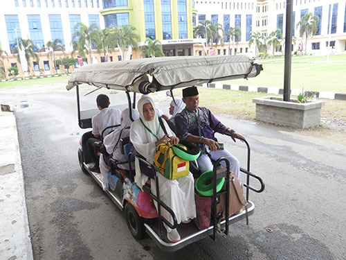 Calhaj Sidimpuan Tiba Di Asrama Haji Medan Naik Mobil Golf