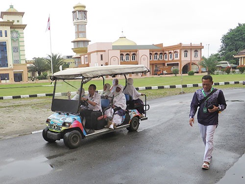 Calhaj Sidimpuan Tiba Di Asrama Haji Medan Naik Mobil Golf