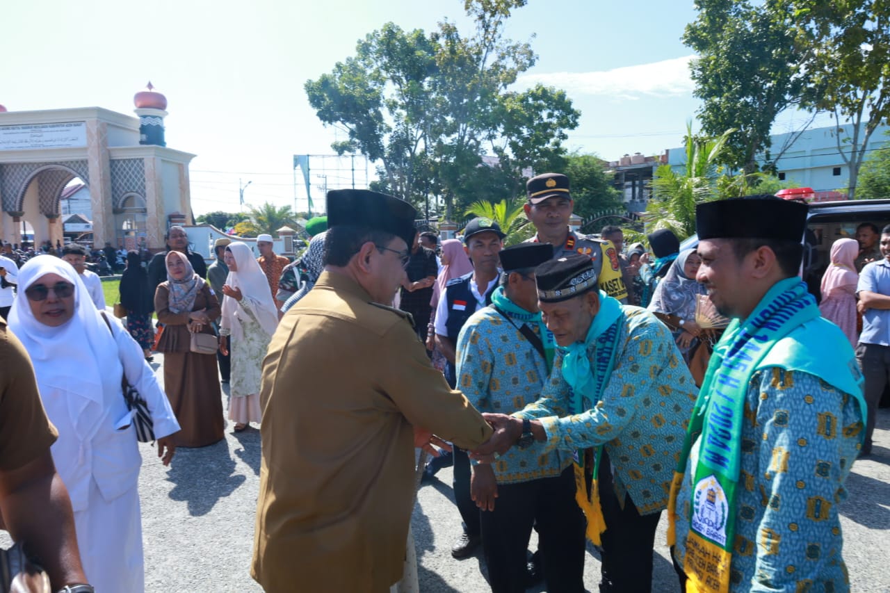 163 Calhaj Aceh Barat Diberangkatkan Ke Tanah Suci