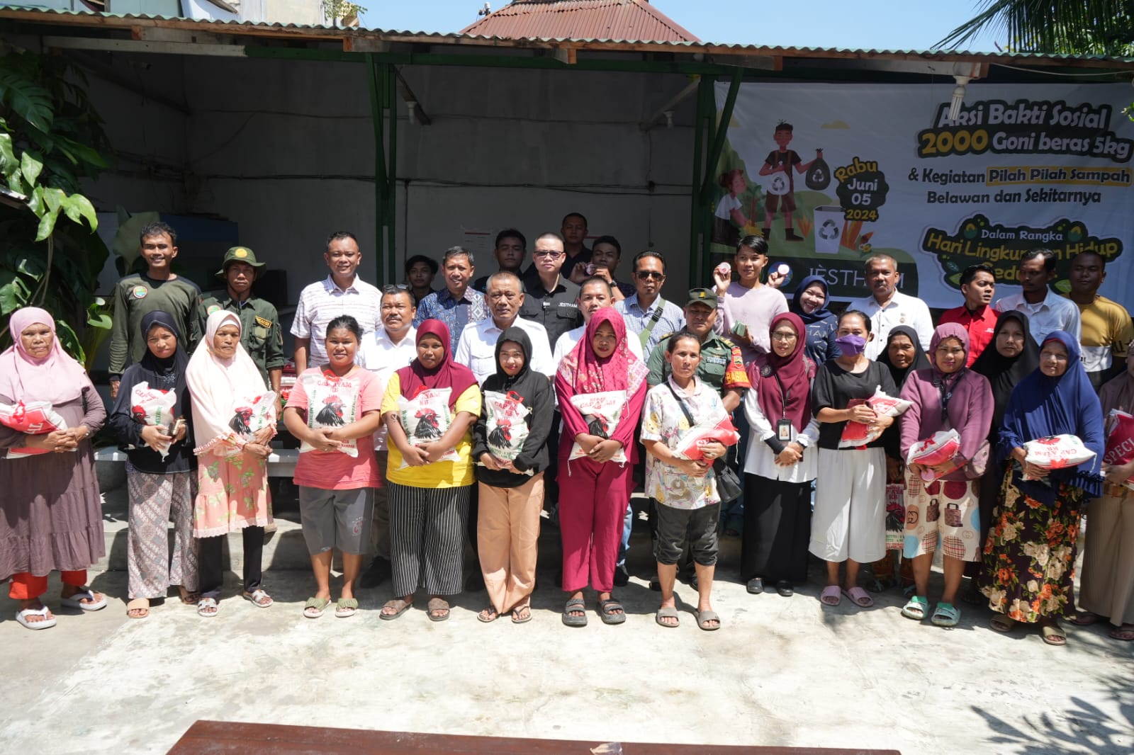 Bagikan 2000 Karung Beras Kepada Masyarakat Di Belawan, Pemko Medan Apresiasi Kepedulian EcoFriendly Board & Jestham