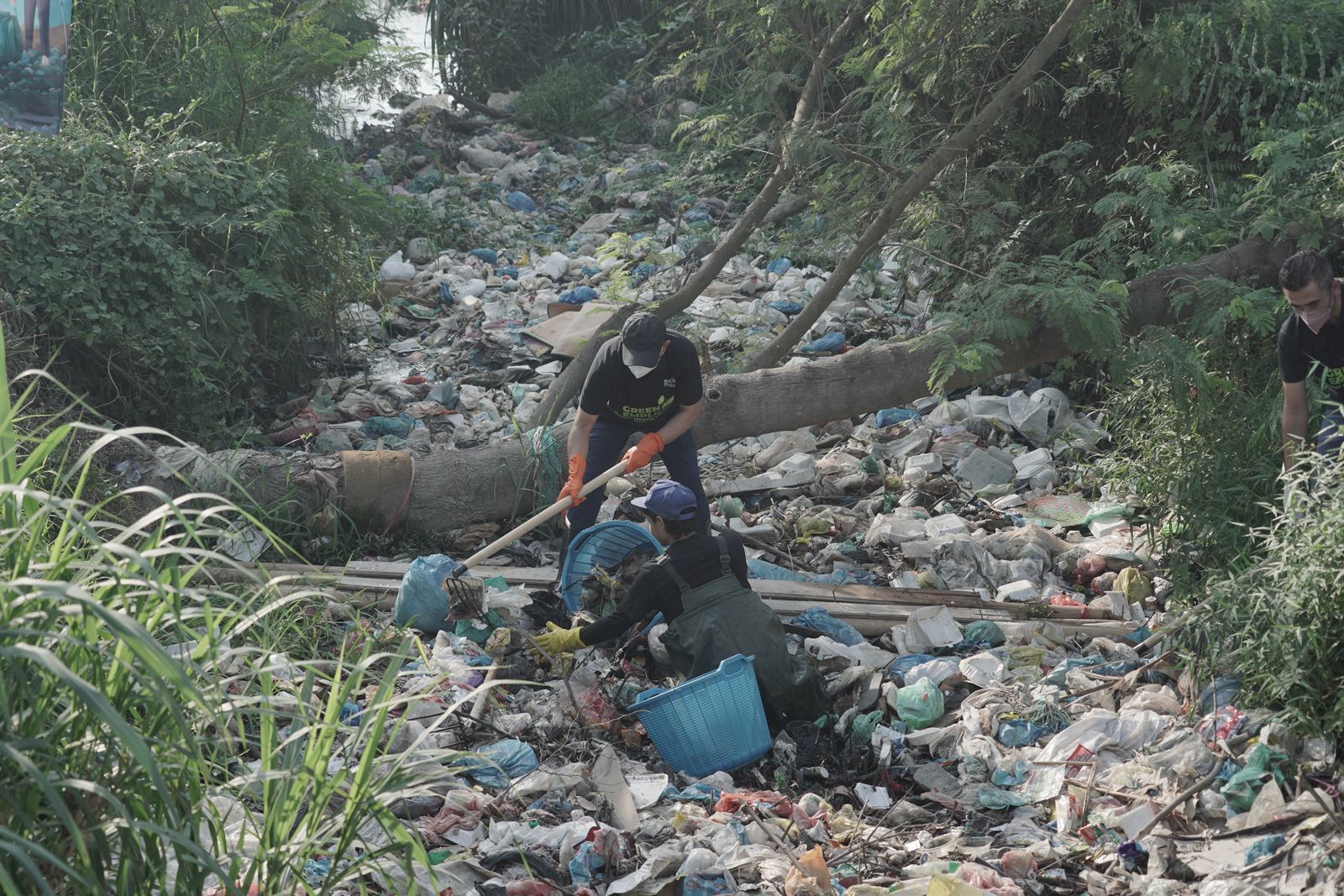 General Manager PLN UID Sumatera Utara, Saleh Siswanto turut berpartisipasi dalam aksi bersih sungai di Desa Bandar Klippah, Kabupaten Deli Serdang, Sumatera Utara, Rabu (5/6).