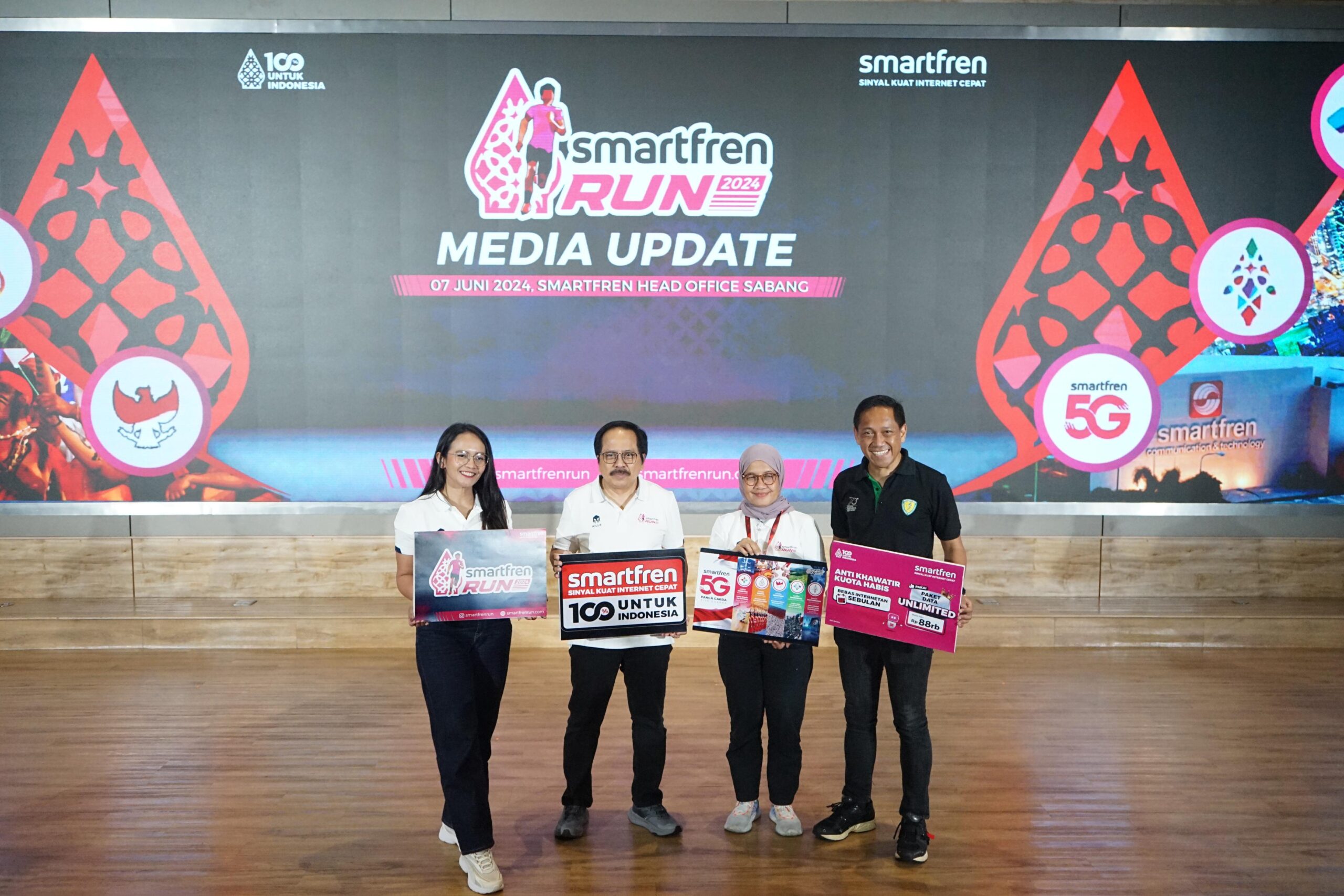 Edtine Pamilien Gensana, VP Brand Communications Smartfren; Merza Fachys, President Director Smartfren; Syafrita Aryana, Race Director Idea Run; dan Satyo Haryo Wibisono, Ketua Komisi Pemassalan PB PASI dalam media update Smartfren Run 2024 di Jakarta, Jumat (7/6)