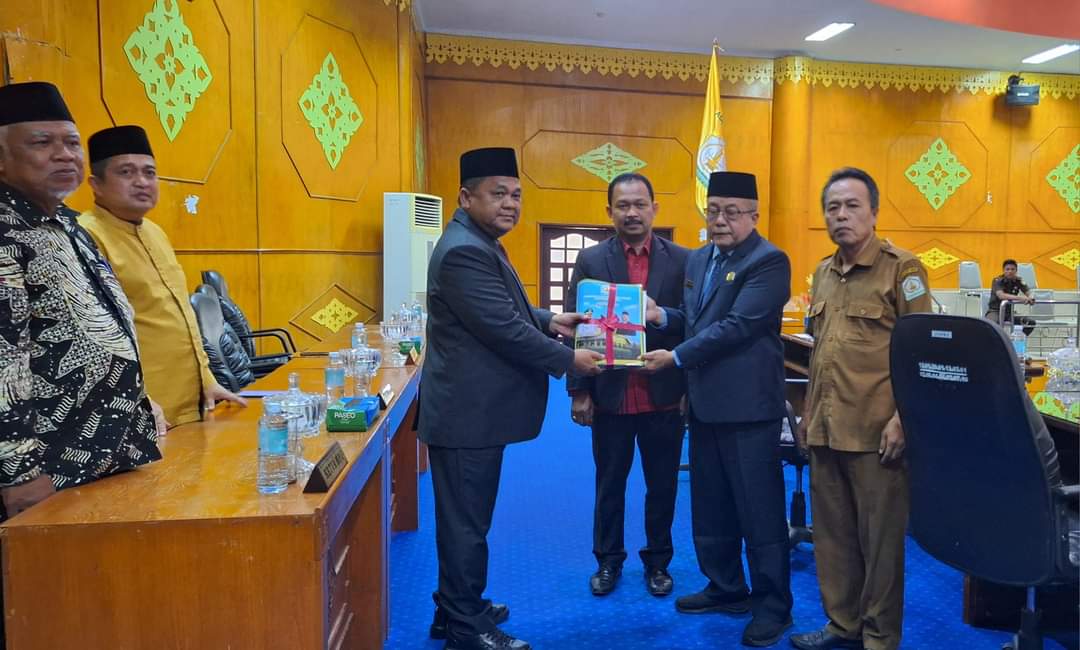 Pj.Bupati Aceh Tamiang, Drs Asra menyerahkan berkas nota pertanggungjawaban APBK Aceh Tamiang tahun Anggaran 2023 kepada Ketua DPRK Aceh Tamiang, Supriato yang turut didampingi Wakil Ketua DPRK setempat, Fadlon, Senin (3/6/2024) sore.Waspada/ Muhammad Hanafiah