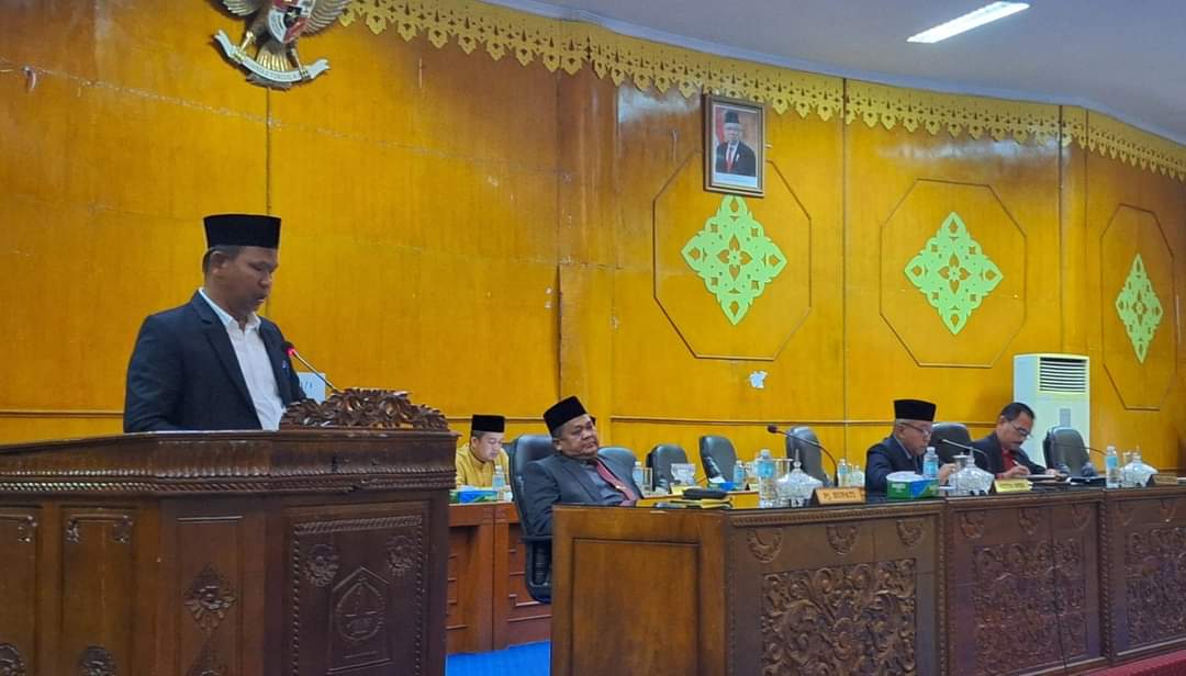 Juru bicara Fraksi Partai Gerindra, Sugiono Sukandar ketika menyampaikan pendapat Fraksi Partai tersebut pada sidang paripurna nota LKPJ APBK Aceh Tamiang Tahun Anggaran 2023 di Ruang Sidang Utama DPRK setempat, Senin (3/6/2024) sore. Waspada/ Muhammad Hanafiah