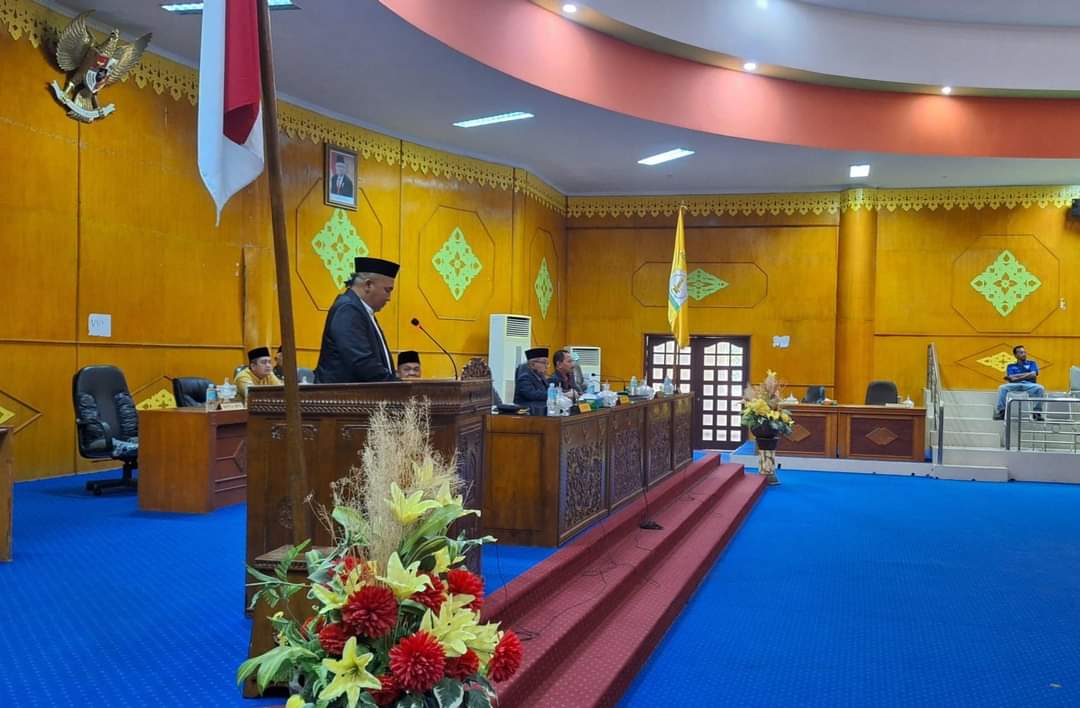 JURU bicara Fraksi Tamiang Sepakat, Dody Fahrizal ketika menyampaikan pandangan umum anggota dewan dan Fraski Tamiang Sepakat pada sidang paripurna yang berlangsung di Ruang sidang Utama DPRK Aceh Tamiang, Senin (3/6/2024) sore. Waspada/ Muhammad Hanafiah