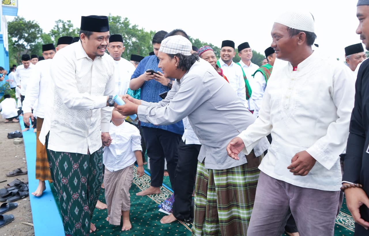 Wali Kota Medan Bersama Keluarga Shalat Idul Adha Di Lapangan Komplek Tasbih I