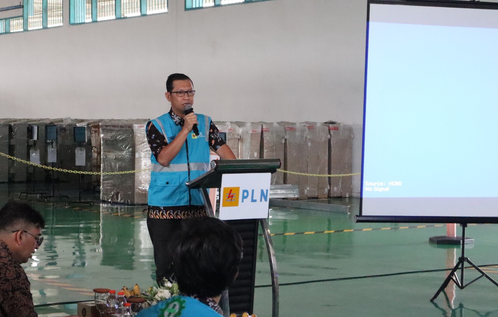 Manager PLN UP3 Medan Utara Edy Saputra memberikan sambutan dalam pelaksanaan refreshment dan upskilling petugas pelayanan Teknik (Yantek) batch II di Kampus Yantek Paya Pasir, Sumatera Utara, Senin (24/6).