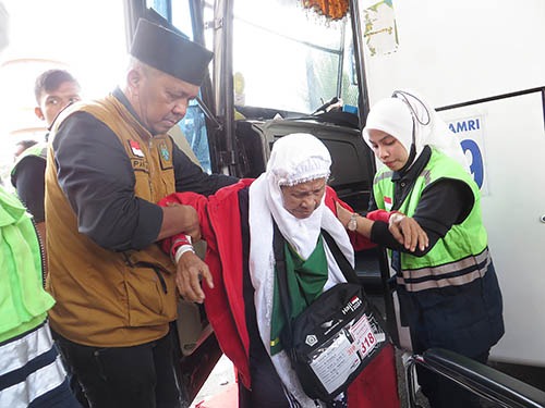 Foto-foto Jamaah Haji Kloter 2 Medan Tiba