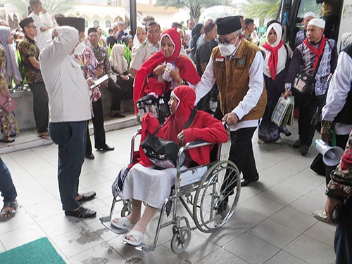 Foto-foto Jamaah Haji Kloter 2 Medan Tiba