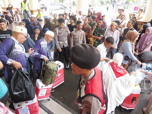 Foto-foto Jamaah Haji Kloter 2 Medan Tiba