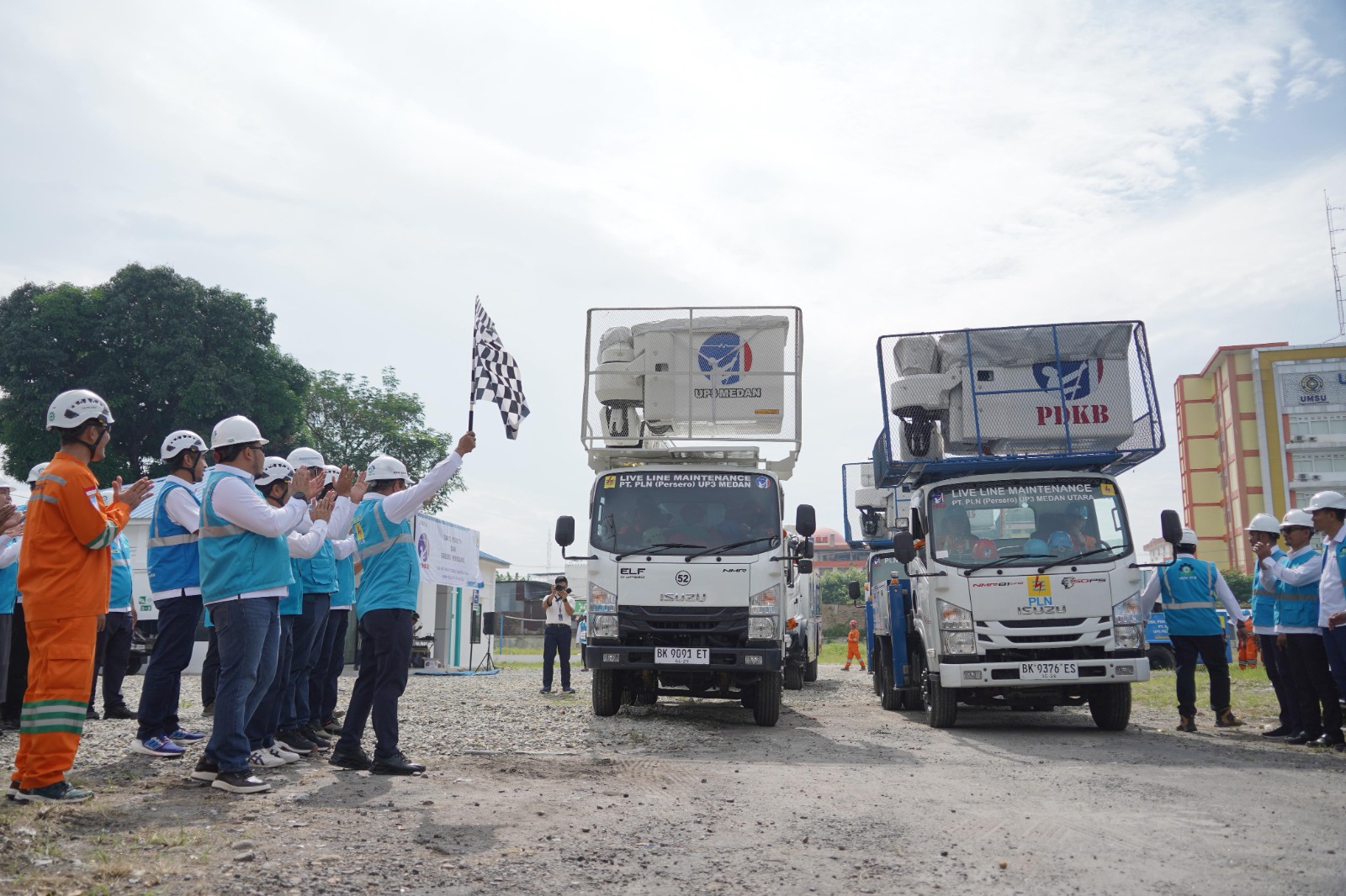 Secara simbolis General Manager PLN UID Sumatera Utara Saleh Siswanto melepas pasukan elit PDKB untuk melaksanakan pekerjaan, Senin (24/6).