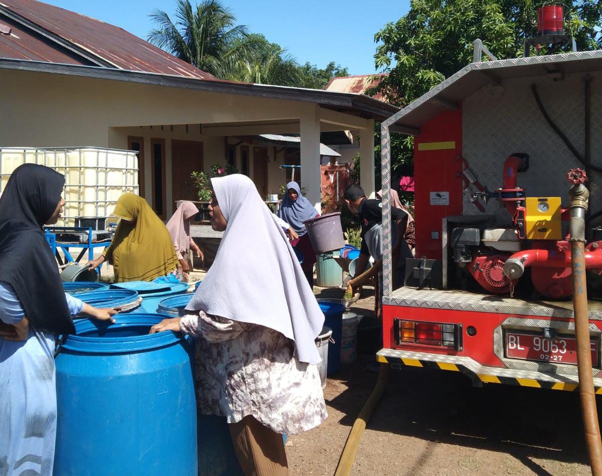 Pemkab Aceh Besar Suplai 16.000 Liter Air Bersih Ke Lhoknga