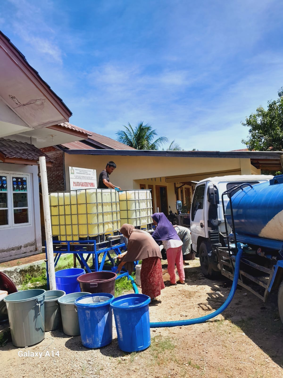 Pemkab Aceh Besar Suplai 16.000 Liter Air Bersih Ke Lhoknga