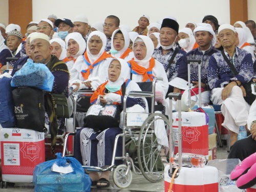 Foto-foto Jamaah Haji Kloter 6 Langkat Tiba Tengah Malam Di Asrama Haji Medan