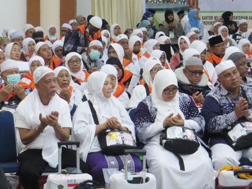 Foto-foto Jamaah Haji Kloter 6 Langkat Tiba Tengah Malam Di Asrama Haji Medan